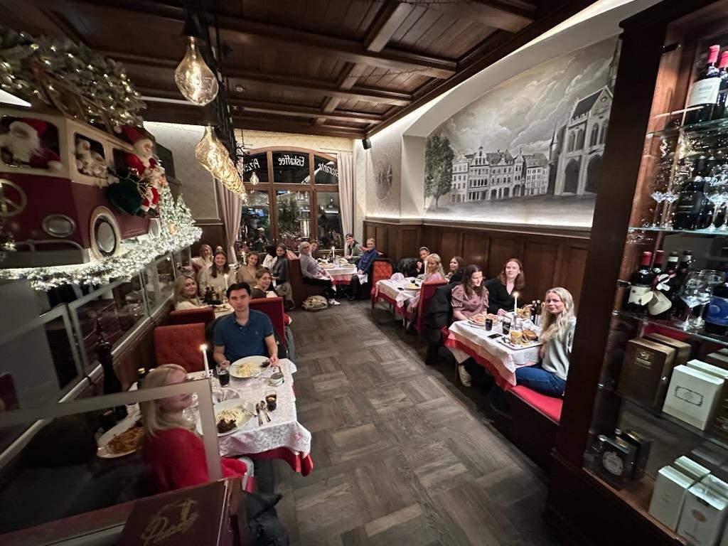 Elever på kafe med julestemning - Klikk for stort bilde