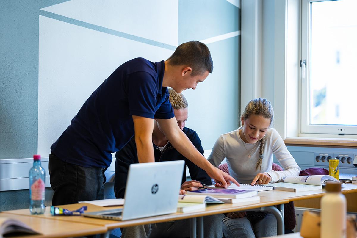 Elever i klasserom - Klikk for stort bilde